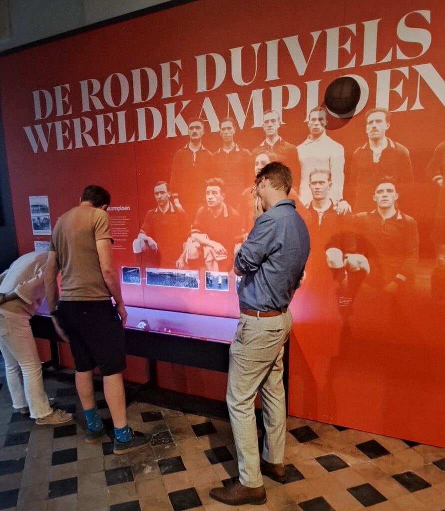 Mensen bekijken de objecten in de expo