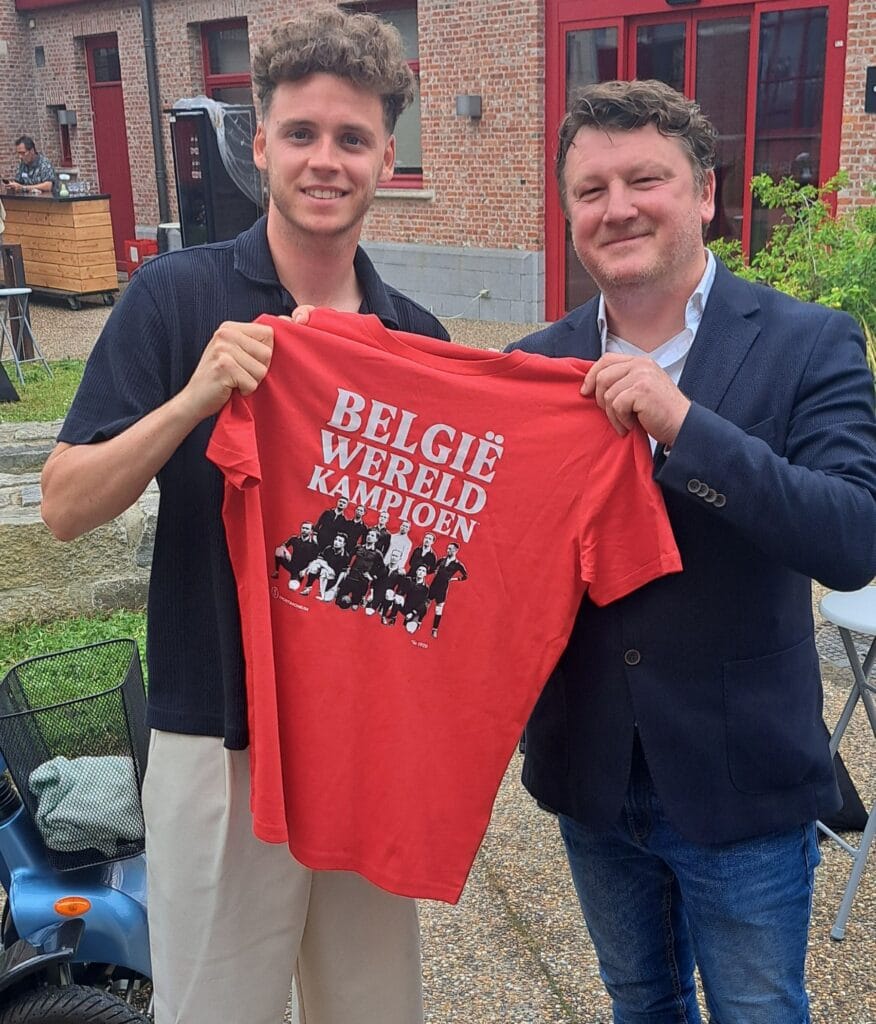 Maxim De Cuyper ontvangt een shirt van voorzitter Sportimonium